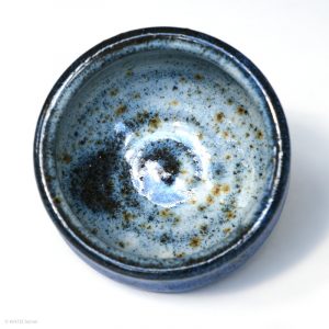 KINTEI Sense MANPU GAMA, Japan, Keramik, Zao-Yaki, Blaue Glasur, Sake Schale, Guinomi, Innenansicht