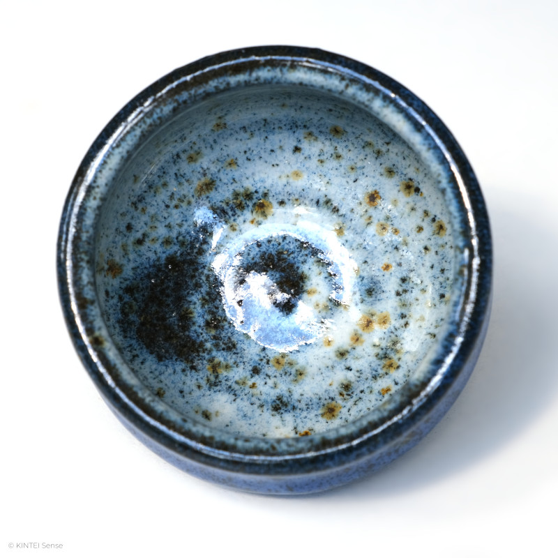 KINTEI Sense MANPU GAMA, Japan, Keramik, Zao-Yaki, Blaue Glasur, Sake Schale, Guinomi, Innenansicht