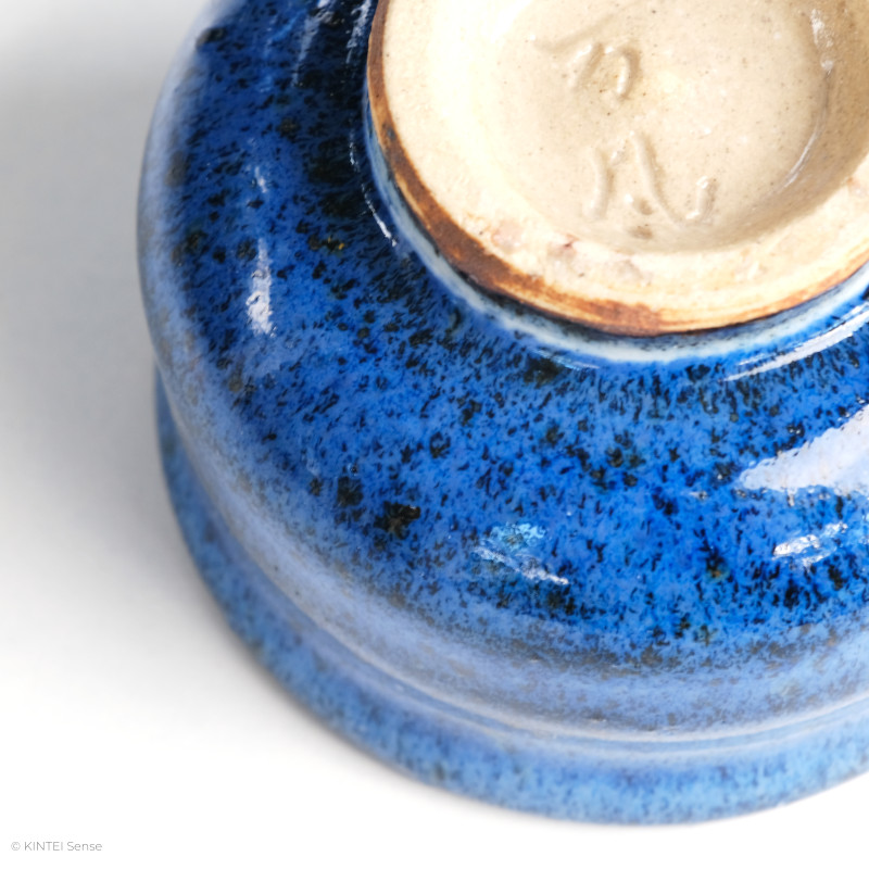 KINTEI Sense MANPU GAMA, Japan, Keramik, Zao-Yaki, Blaue Glasur, Sake Schale, Guinomi, Upside down glasur detail