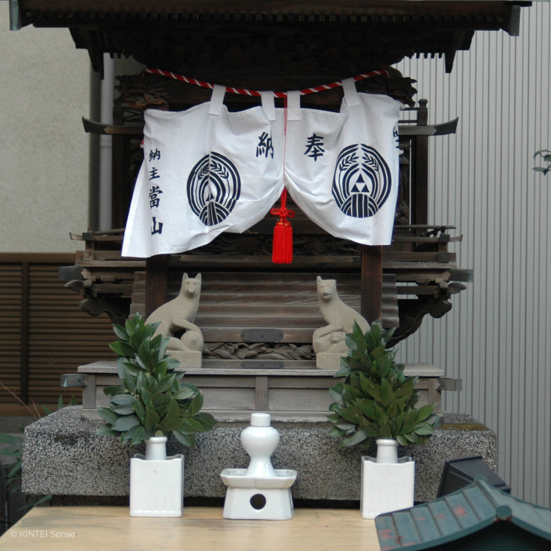 KINTEI Sense, Inspiration, Sake, Guinomi, Shuki, Shuhai, Tokkuri, Katakuchi, Sake Keramik, Geschichte und Sammler Tipps, Schrein mit Sake Ritual