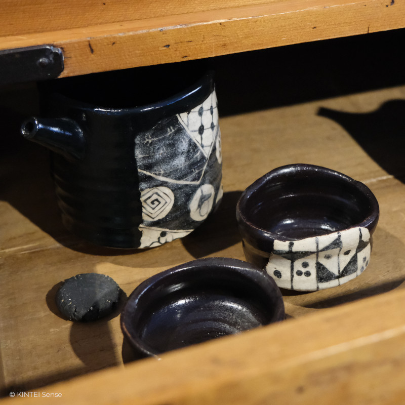 KINTEI Sense, Inspiration, Sake, Guinomi, Shuki, Shuhai, Tokkuri, Katakuchi, Sake Keramik, Geschichte und Sammler Tipps, Kuro-oribe set, Ito Chiho, Seto